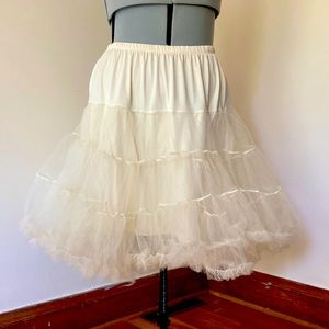 Lindy Bop Cream Petticoat Size 24-26